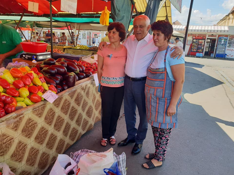 foto - ministrul petre daea în vizită la piața cibin. nu a plecat cu mâna goală