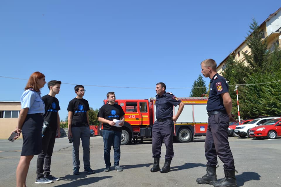 FOTO Elevii olimpici sibieni în vizită la ISU Sibiu - Și-au prezentat robotul pompier creat de ei