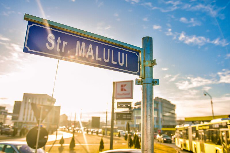 municipalitatea montează indicatoare noi cu denumirea străzilor din sibiu