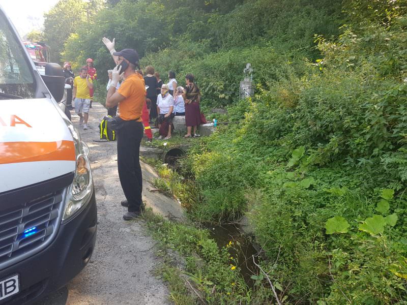 update video foto - microbuz răsturnat pe valea oltului. treisprezece persoane sunt rănite