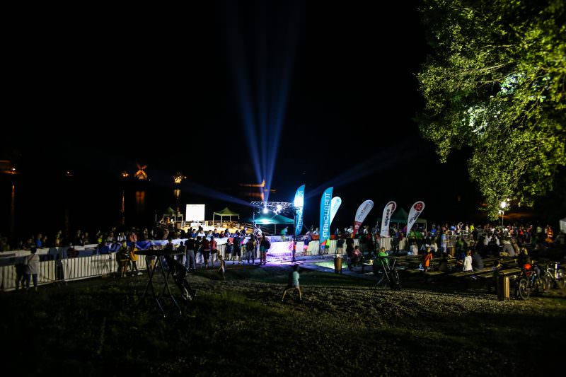 foto sute de alergători au participat la night cross challenge