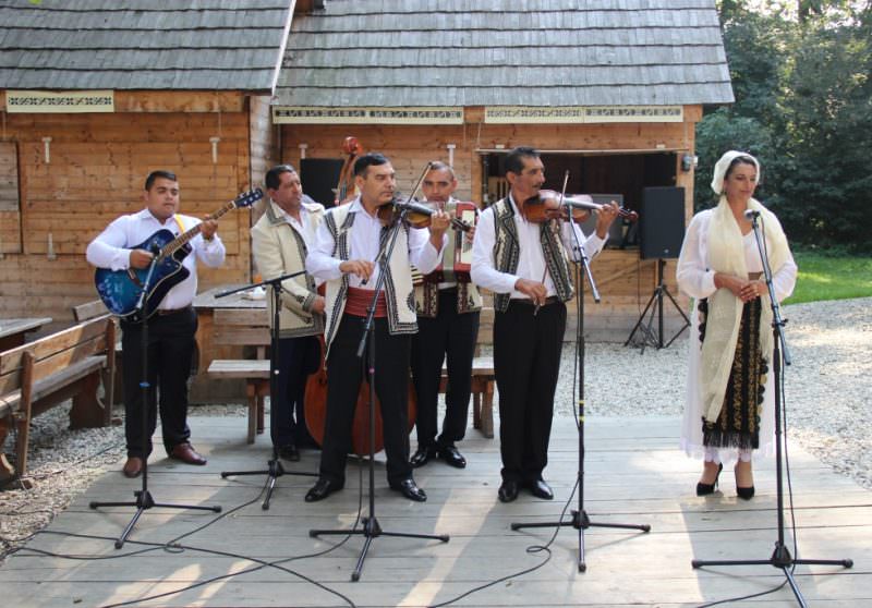 foto toamna începe cu festivalul „tarafuri și fanfare” la muzeul în aer liber