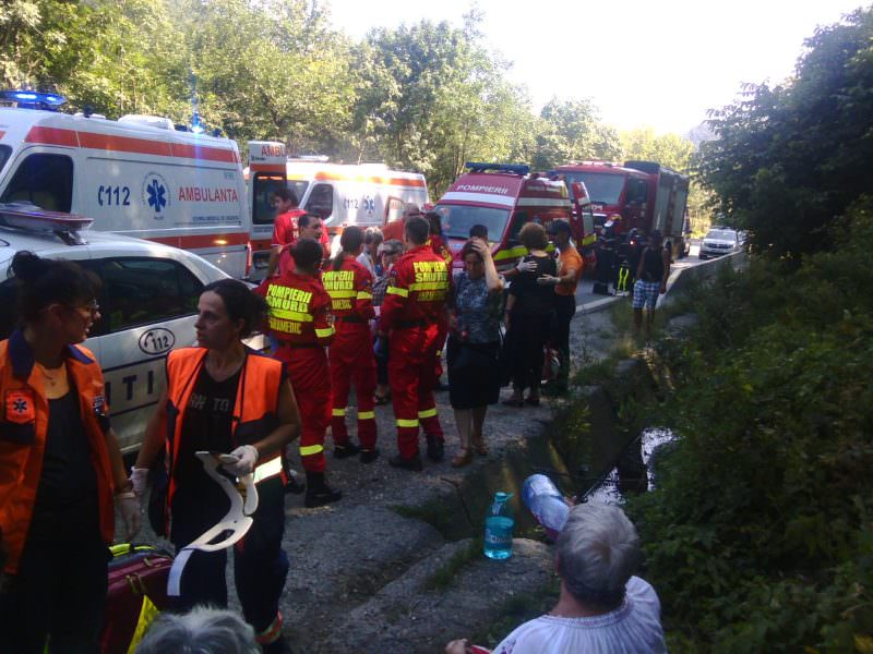 video foto - treisprezece răniți în accidentul grav de pe valea oltului. unul a fost luat cu elicopterul