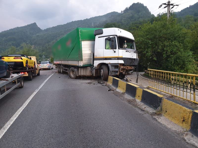 foto femeie rănită grav într-un accident pe valea oltului - mașina în care se afla s-a izbit de un tir