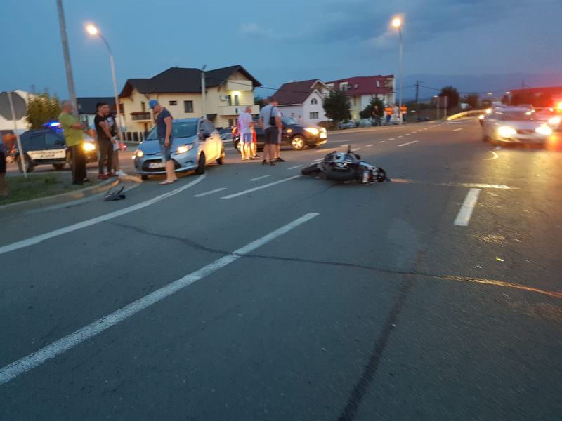 foto motocicletă lovită de o mașină pe dn1 la intersecția cu șelimbăr