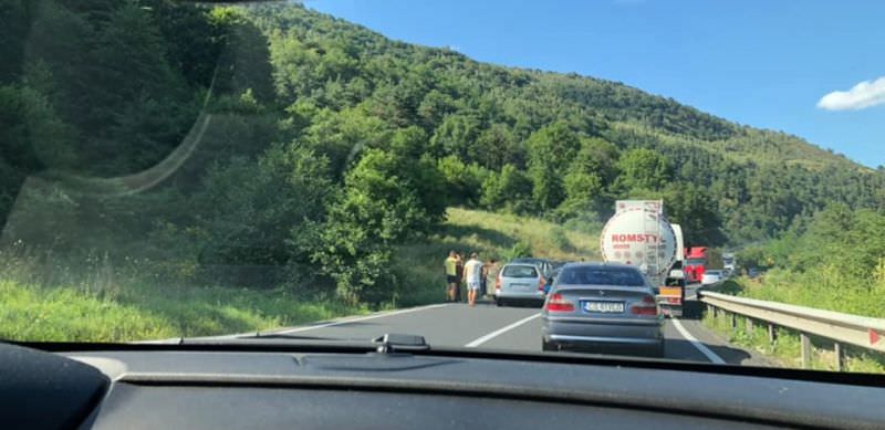 update foto trafic blocat pe valea oltului. accident cu trei mașini