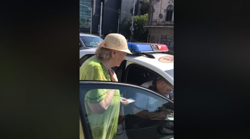 video bătrânică amendată de poliție pentru că a mers prea încet pe trecerea de pietoni