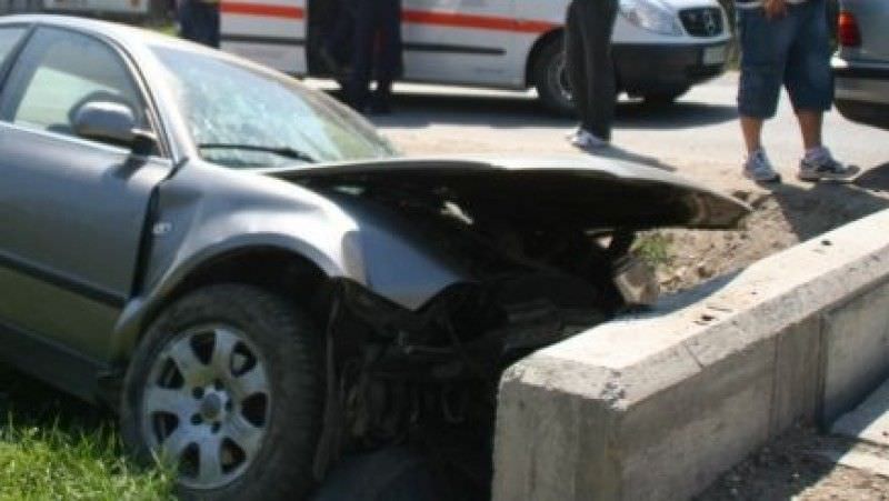 accident la beție – un sibian a lovit o mașină parcată, și-a continuat drumul și a intrat într-un cap de pod