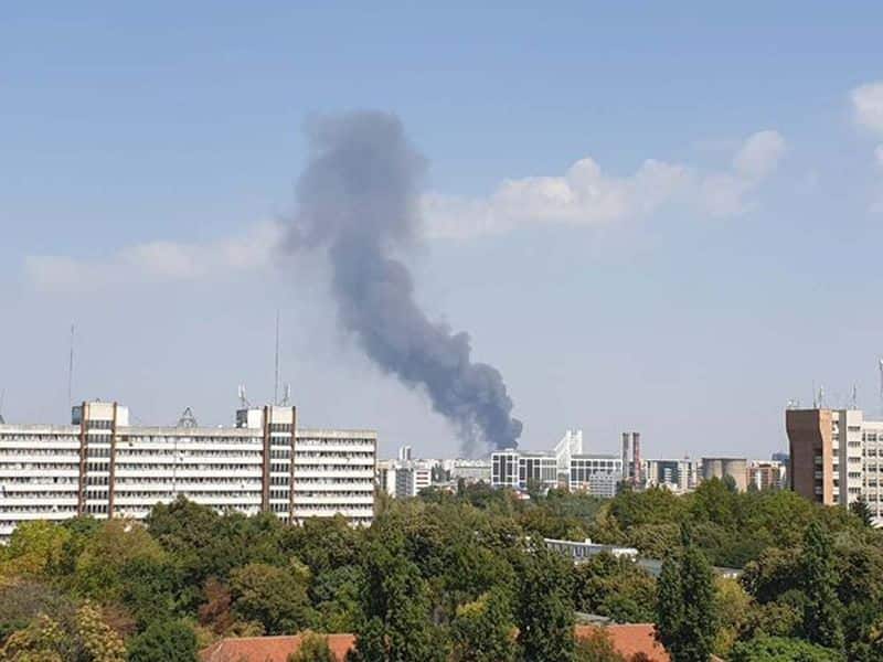 video incendiu puternic în capitală - nori negri de fum