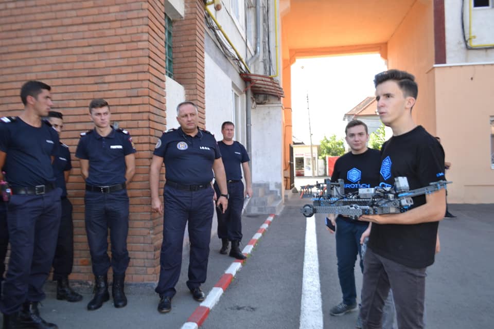 FOTO Elevii olimpici sibieni în vizită la ISU Sibiu - Și-au prezentat robotul pompier creat de ei