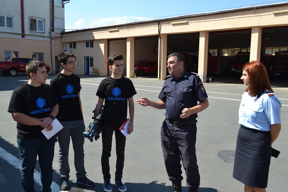 FOTO Elevii olimpici sibieni în vizită la ISU Sibiu - Și-au prezentat robotul pompier creat de ei