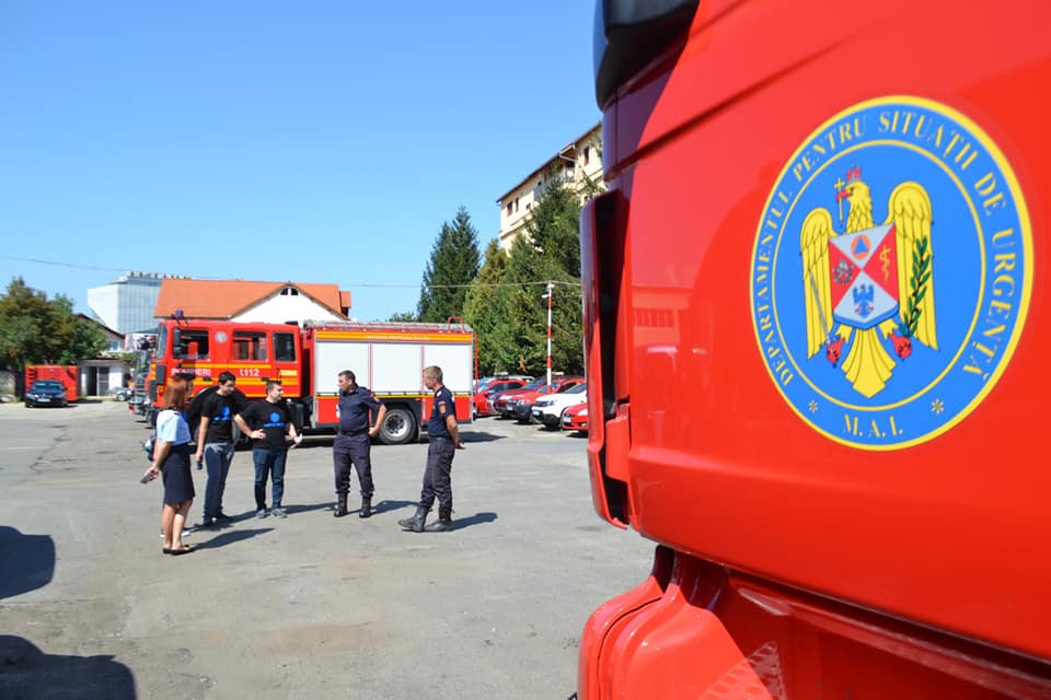 FOTO Elevii olimpici sibieni în vizită la ISU Sibiu - Și-au prezentat robotul pompier creat de ei