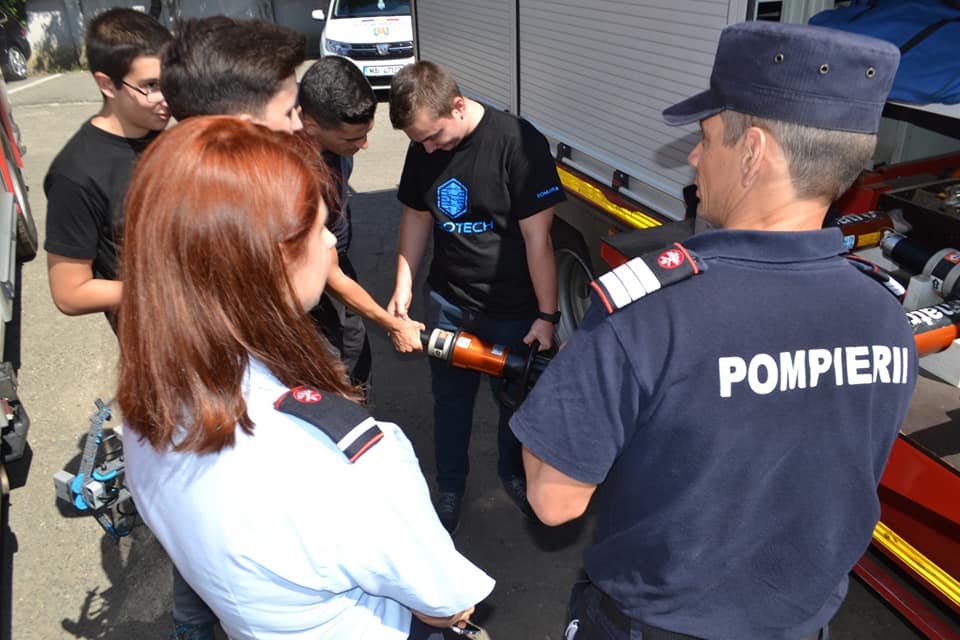 FOTO Elevii olimpici sibieni în vizită la ISU Sibiu - Și-au prezentat robotul pompier creat de ei