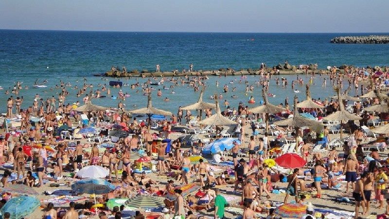 litoralul românesc luat cu asalt în acest weekend. turiștii nu respectă deloc normele anti-covid