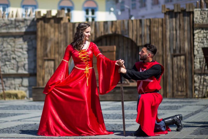 video foto cuplu britanic la sibiu la festivalul medieval – „am crezut că suntem în game of thrones”