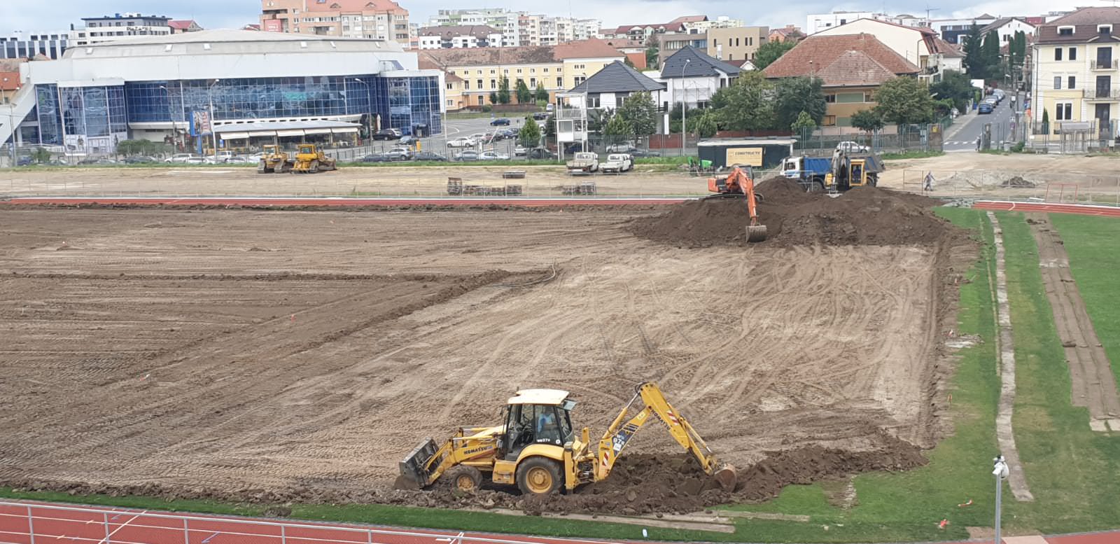 video foto – lucrări în toi la terenul de pe stadionul municipal – chiar și în zi de sărbătoare