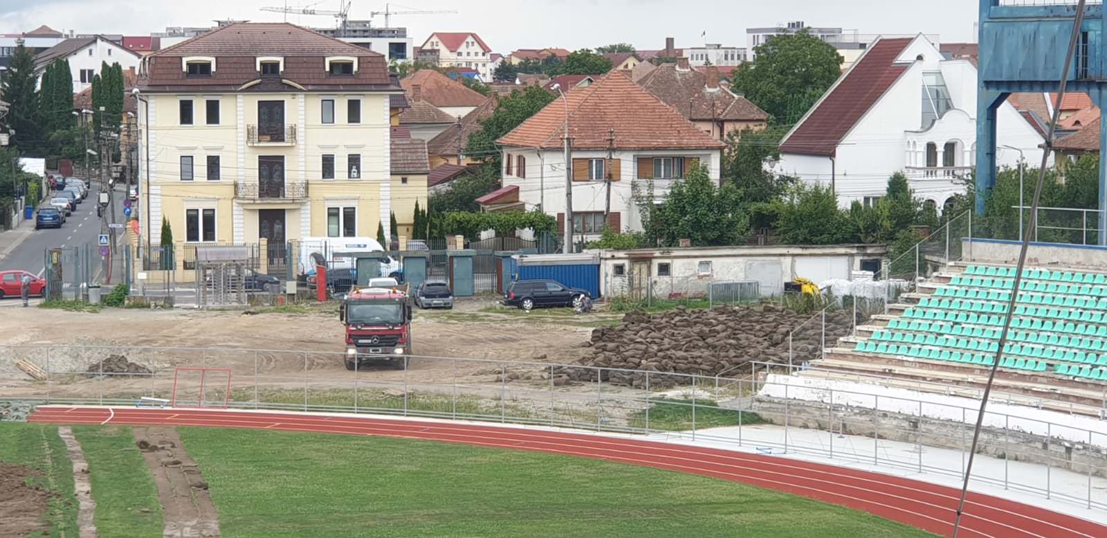 video foto – lucrări în toi la terenul de pe stadionul municipal – chiar și în zi de sărbătoare