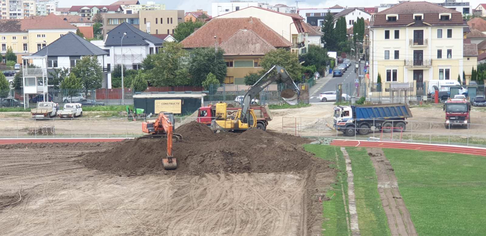 video foto – lucrări în toi la terenul de pe stadionul municipal – chiar și în zi de sărbătoare