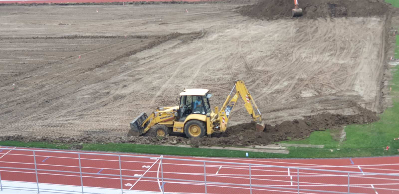 video foto – lucrări în toi la terenul de pe stadionul municipal – chiar și în zi de sărbătoare