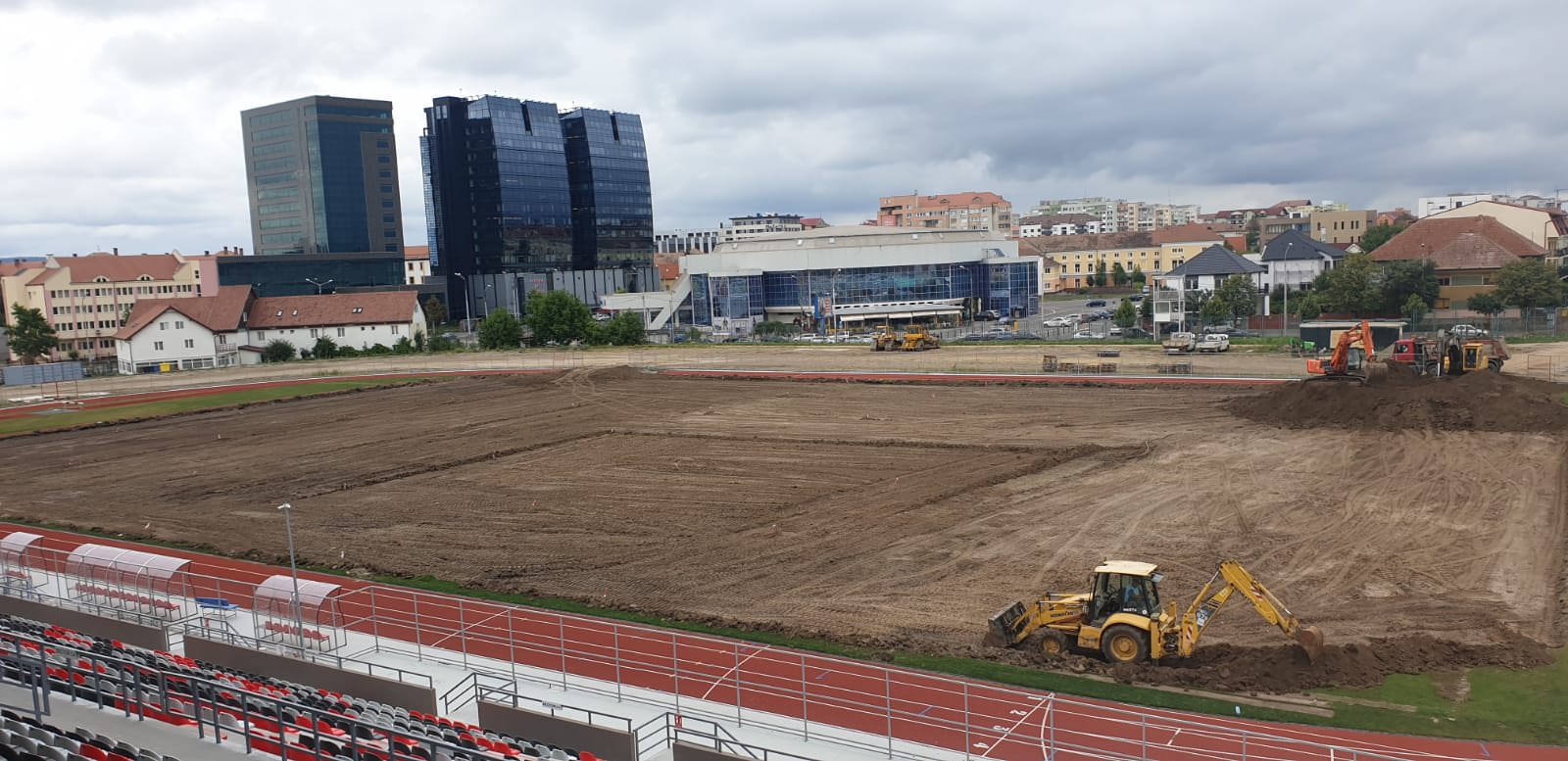 video foto – lucrări în toi la terenul de pe stadionul municipal – chiar și în zi de sărbătoare