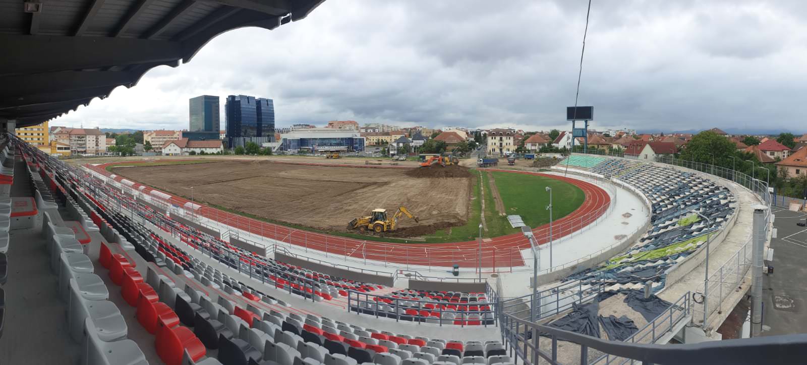 video foto – lucrări în toi la terenul de pe stadionul municipal – chiar și în zi de sărbătoare