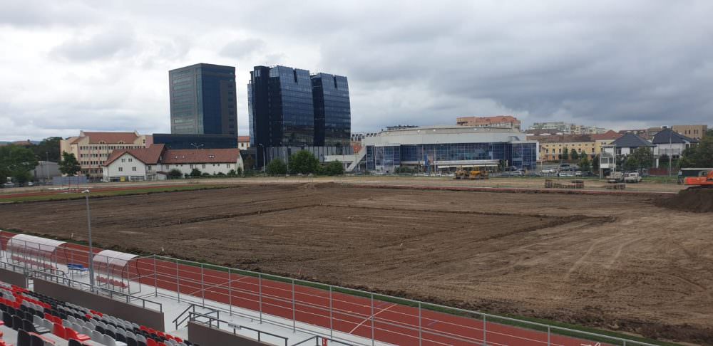 video foto – lucrări în toi la terenul de pe stadionul municipal – chiar și în zi de sărbătoare