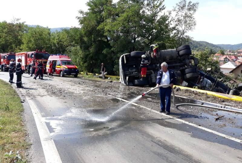 foto - tir încărcat cu bere răsturnat pe valea oltului la călimănești