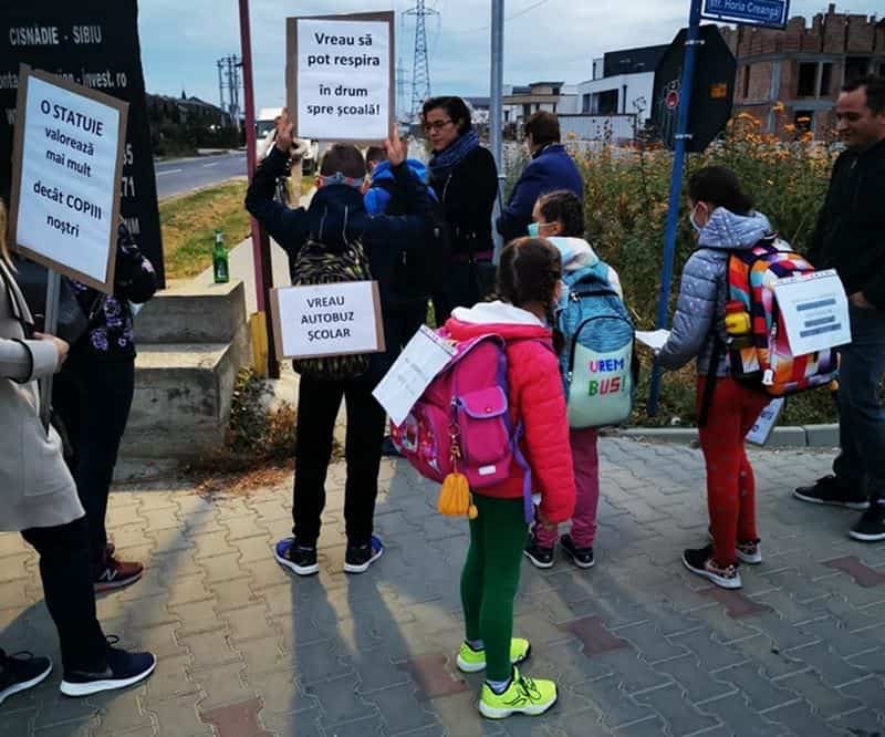 foto protest inedit al locuitorilor din arhitecților - copii cu măști pe față și mesaje pe ghiozdane