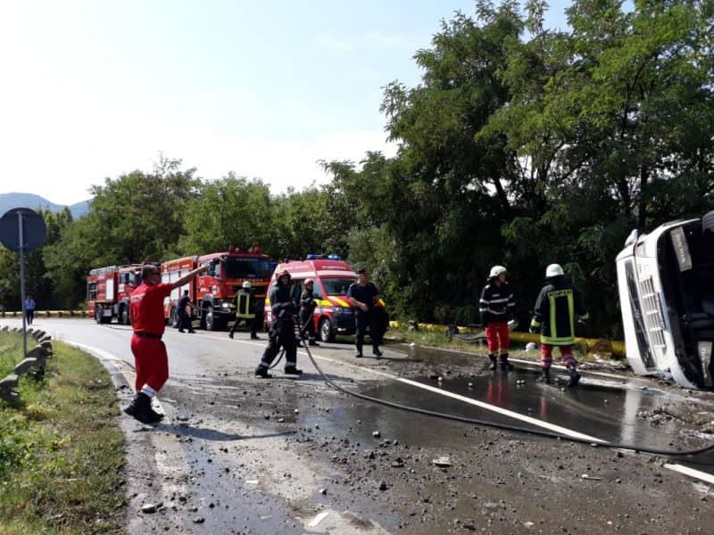 foto - tir încărcat cu bere răsturnat pe valea oltului la călimănești