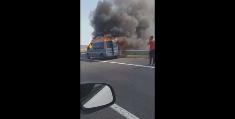 video - incendiu pe autostrada sibiu - sebeș. arde un microbuz