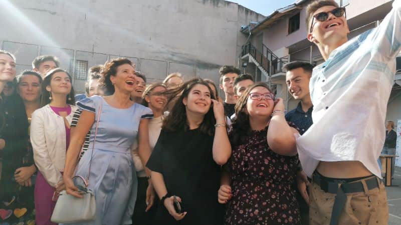 video foto carmen iohannis la deschiderea anului școlar. a făcut selfie în vânt cu elevii