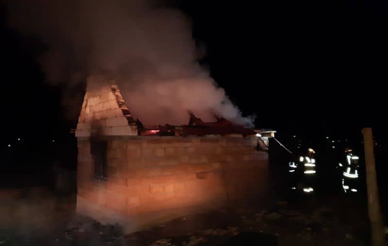 arde acoperișul unei case din dârlos - intervin pompierii