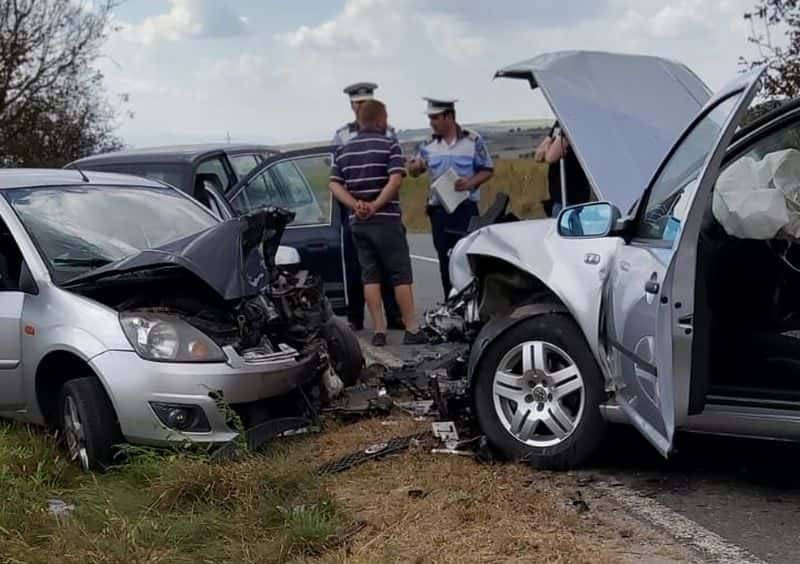 foto accident cu trei mașini implicate la cornățel