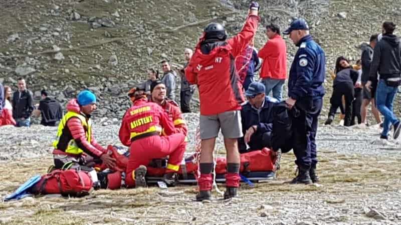 foto video turistul rănit în munții făgăraș a fost evacuat cu elicopterul. e rănit grav