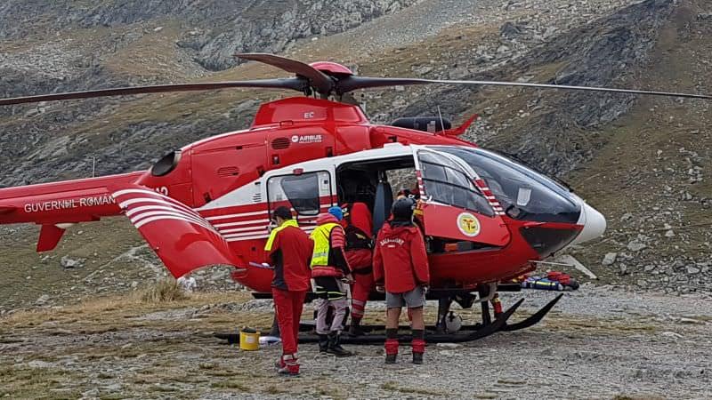 bărbat rănit în munți la voineasa, adus cu elicopterul la sibiu