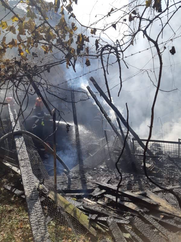 update foto incendiu pe 9 mai - flăcările s-au extins la o casă vecină