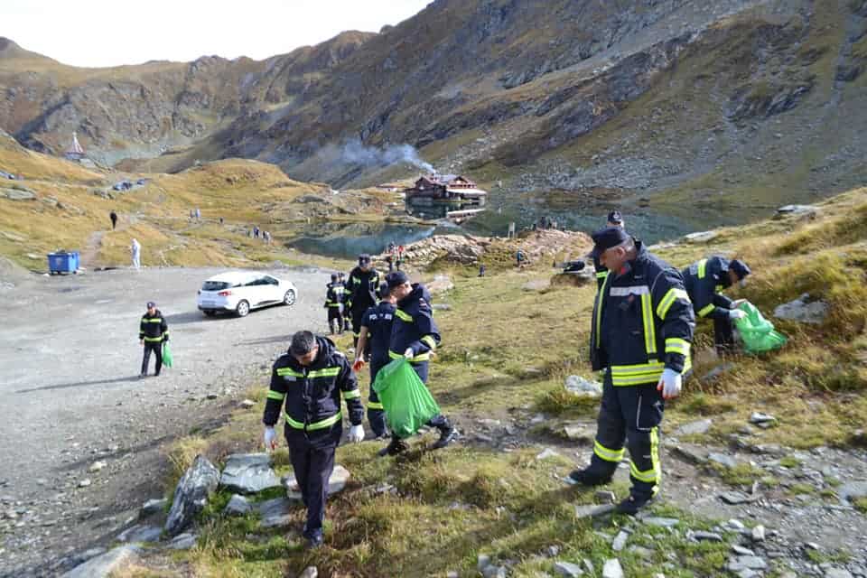 FOTO Pompierii sibieni au participat la acțiunile de curățenie de la Bâlea Lac