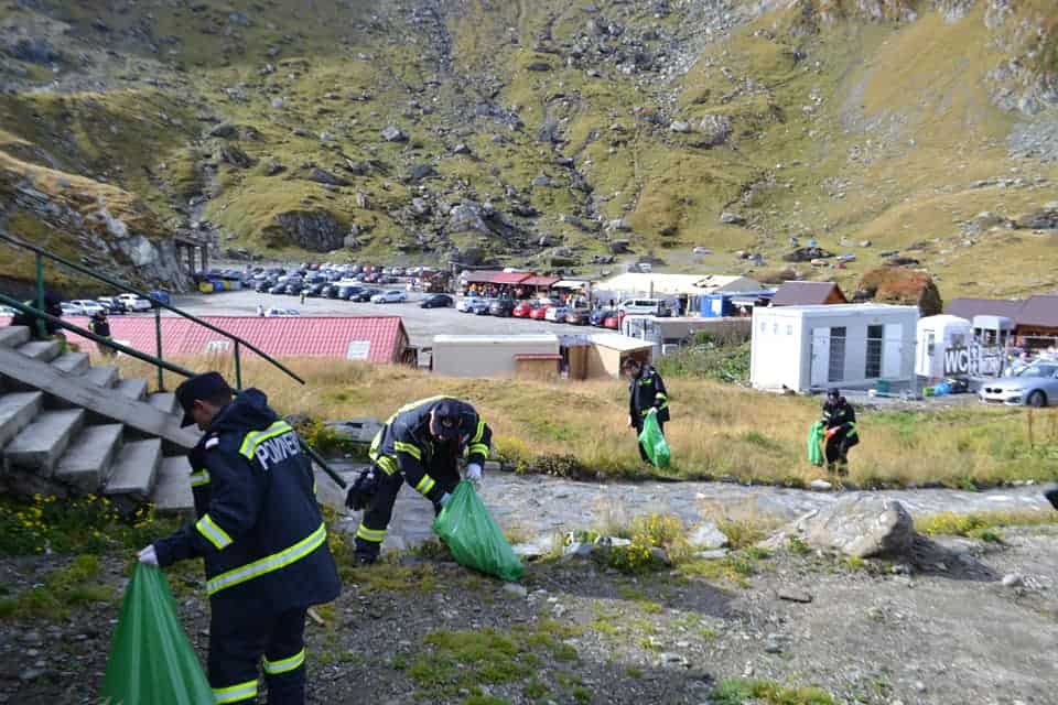 FOTO Pompierii sibieni au participat la acțiunile de curățenie de la Bâlea Lac