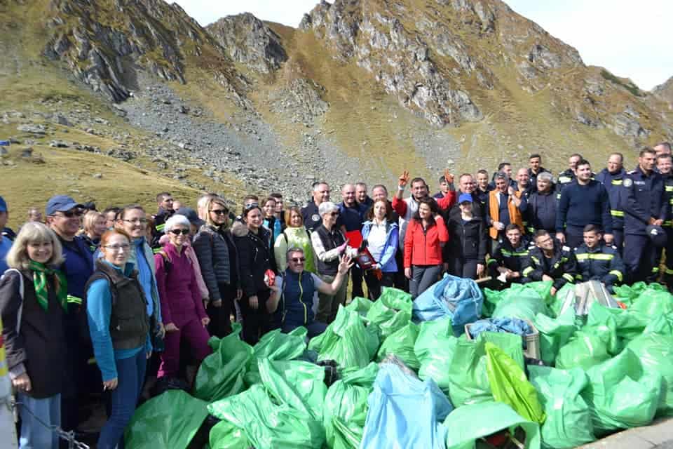 FOTO Pompierii sibieni au participat la acțiunile de curățenie de la Bâlea Lac