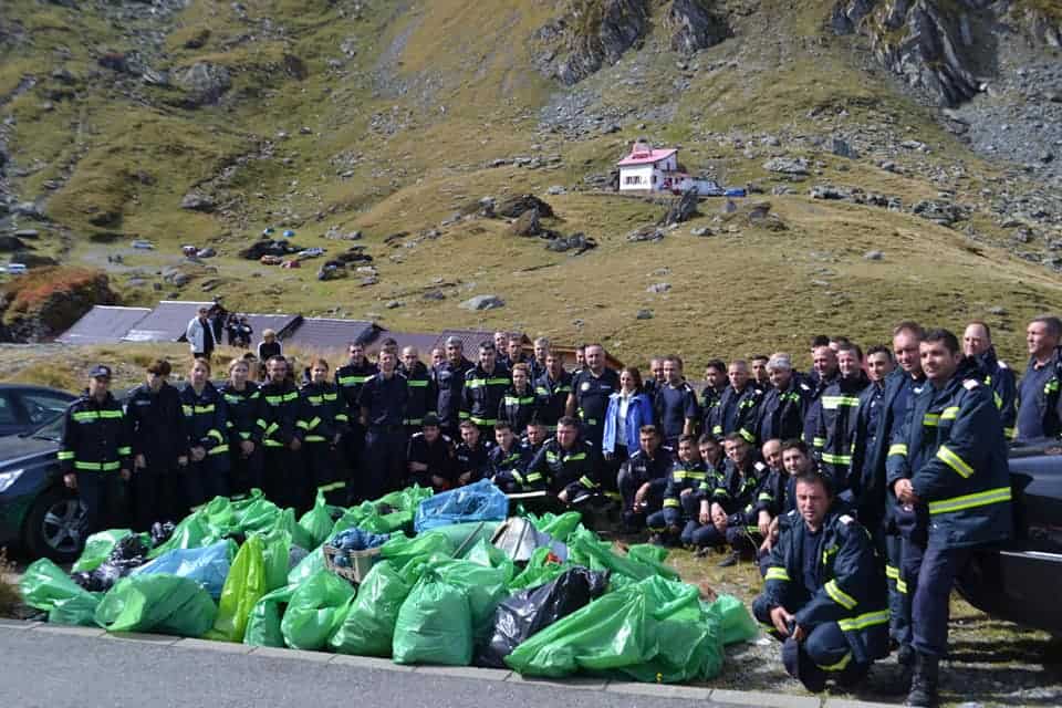 FOTO Pompierii sibieni au participat la acțiunile de curățenie de la Bâlea Lac