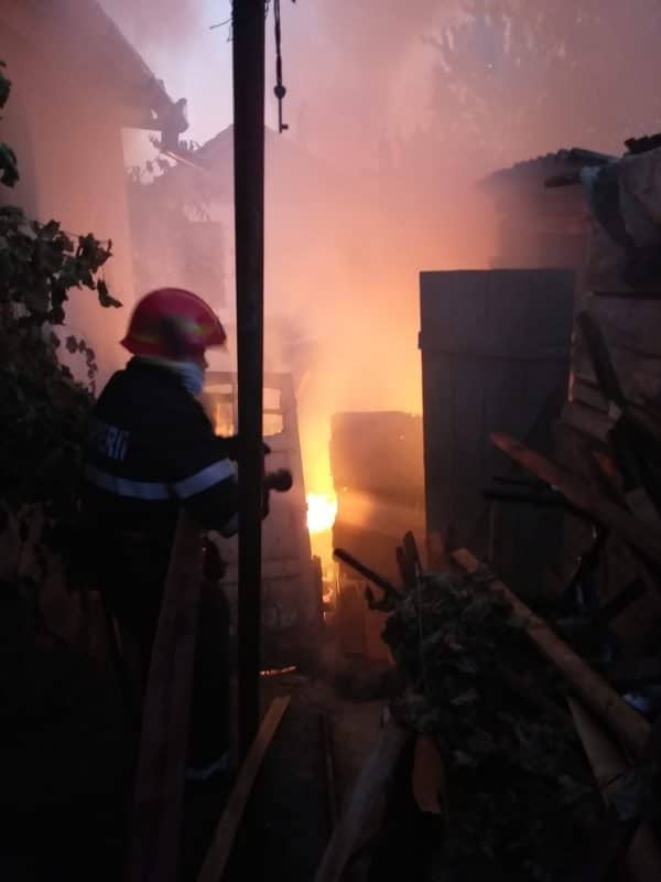 FOTO Incendiu la o anexă cu lemne pe strada Pinului din Sibiu