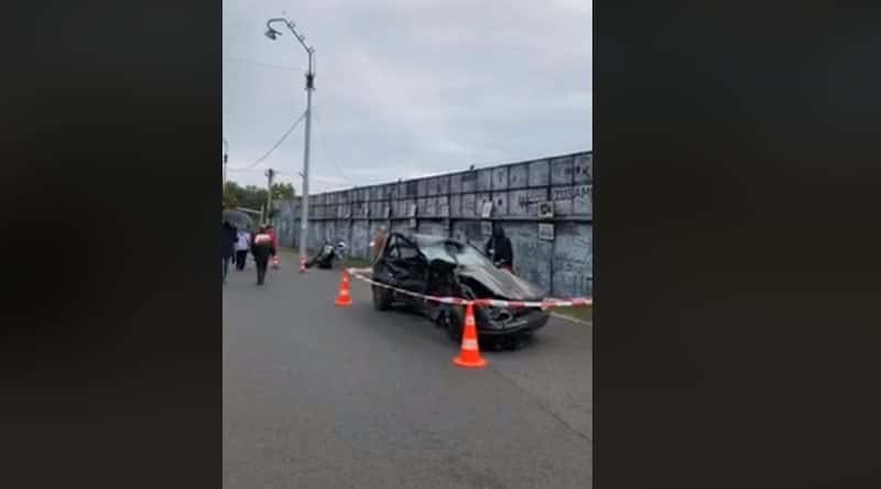video mașină făcută praf într-un accident, expusă în față la teatru în sibiu