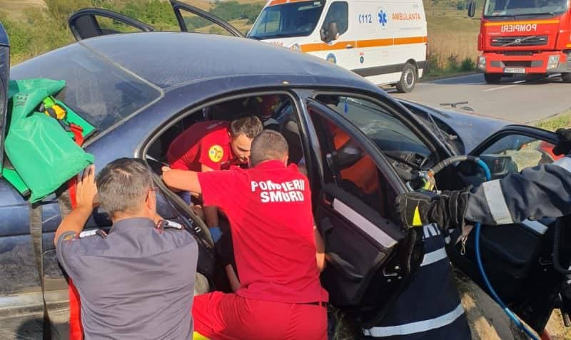 update foto accident la bârghiş - mașină într-un cap de pod