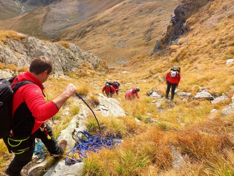 foto turist rănit în munții făgăraș - intervin salvamontiștii