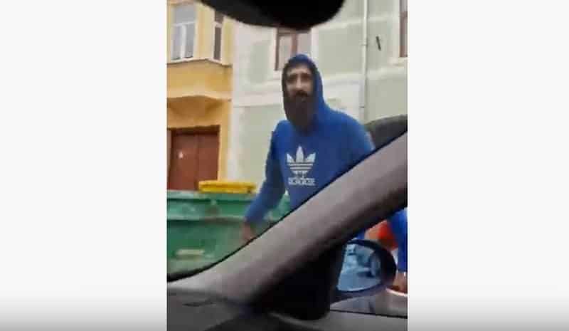 video sibian amenințat cu târnăcopul în trafic pe strada 9 mai
