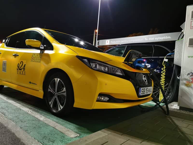 foto primul taxi electric din sibiu – condiții din „viitor” și plată cu cardul