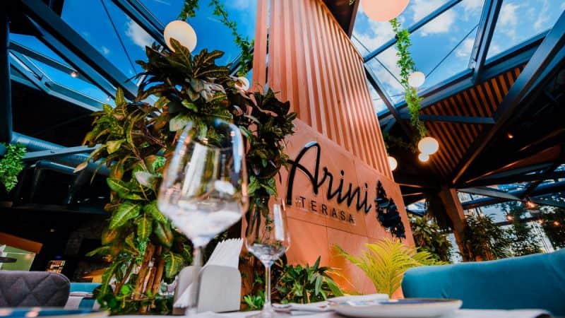 spectaculos: arini – terasa-restaurant din sibiu care te conecteazā cu natura