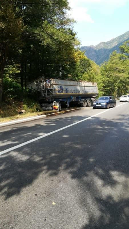 FOTO Accident pe Valea Oltului - Un șofer a adormit la volan