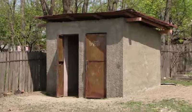 școli cu toalete în fundul curții în județul sibiu – elevii, nevoiți să le folosească