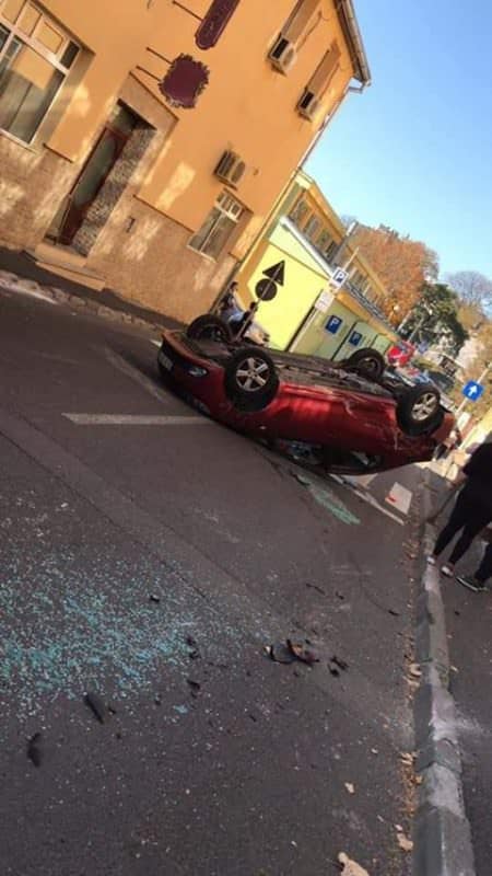 foto trafic blocat pe berăriei. o mașină s-a răsturnat